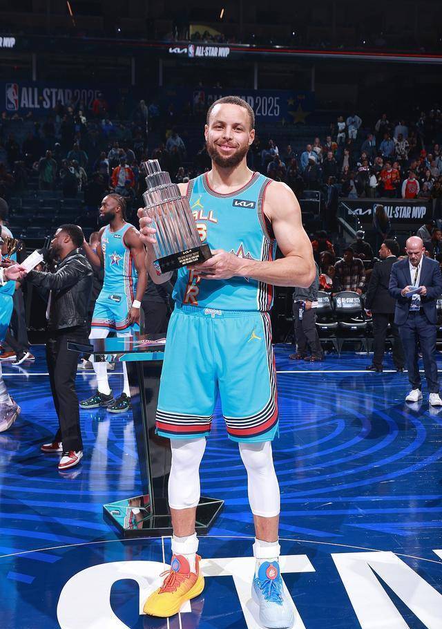 球速足球官网-夺冠首场状态出色，巴塞罗那观众沸腾！，库里重返赛场比赛高潮迭起的简单介绍