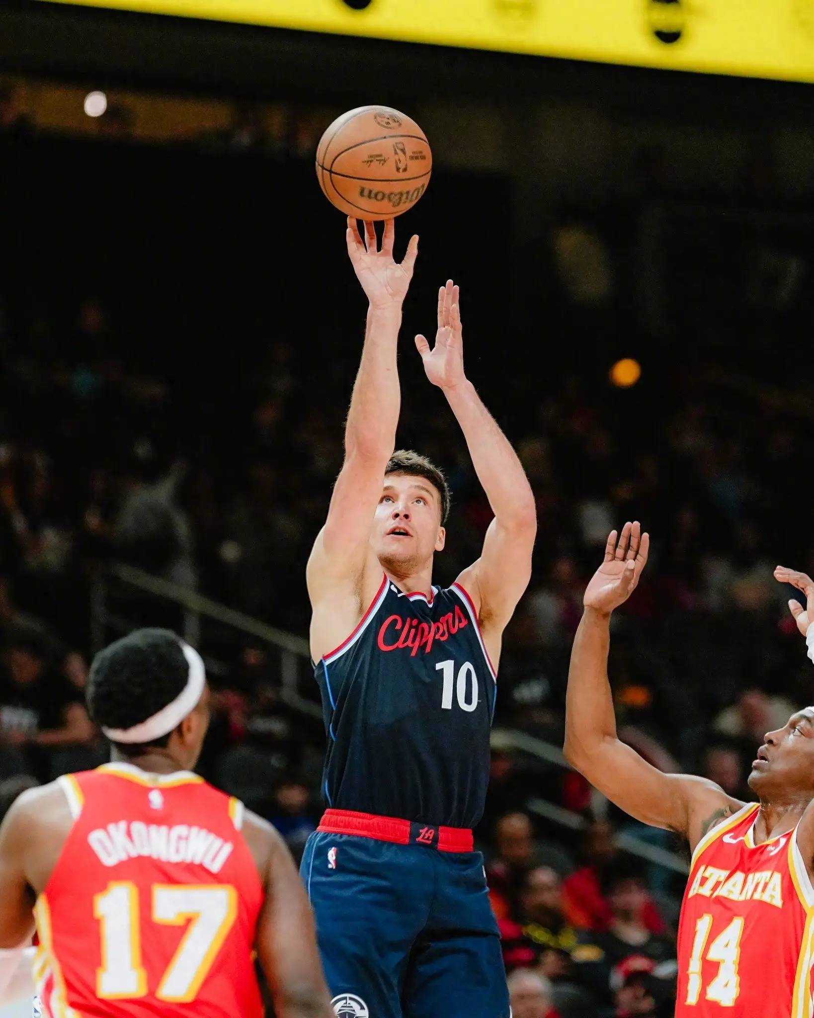 球速官网- NBA常规赛转会风云：洛杉矶快船盯上锋线强援，胡金秋或成交易筹码